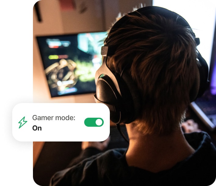 Norton 360 for Gamers를 사용하는 컴퓨터에서 게임을 플레이하는 소년